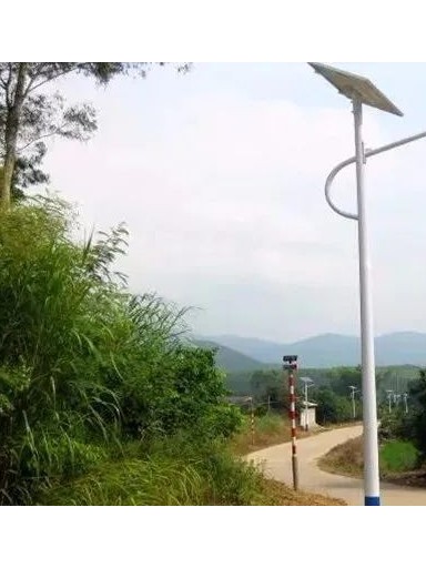 木蘭縣新民鎮(zhèn)吉祥村被80盞太陽(yáng)能路燈點(diǎn)亮了