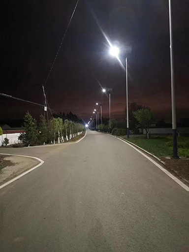 廣西方鄉(xiāng)龍開村太陽能路燈，照亮群眾脫貧致富的幸福路