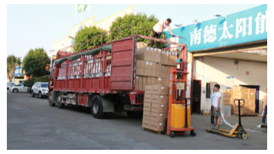 南德太陽(yáng)能鋰電池路燈裝車(chē)圖