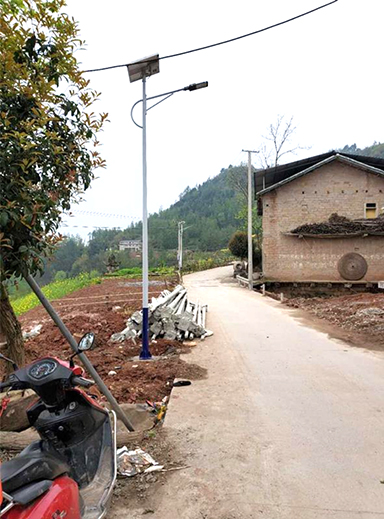 西峽縣桑坪鎮(zhèn)張莊村 鋰電池太陽能路燈會亮村民樂了