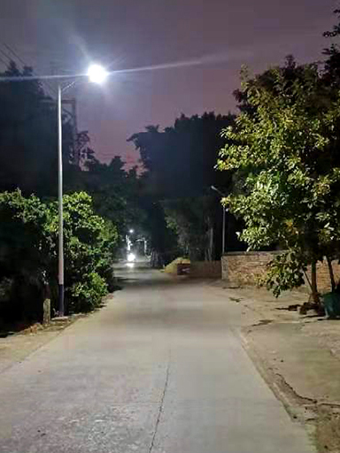 廣東連州雙路段剛裝百盞太陽能路燈照亮，給你暗夜里找尋回家路!