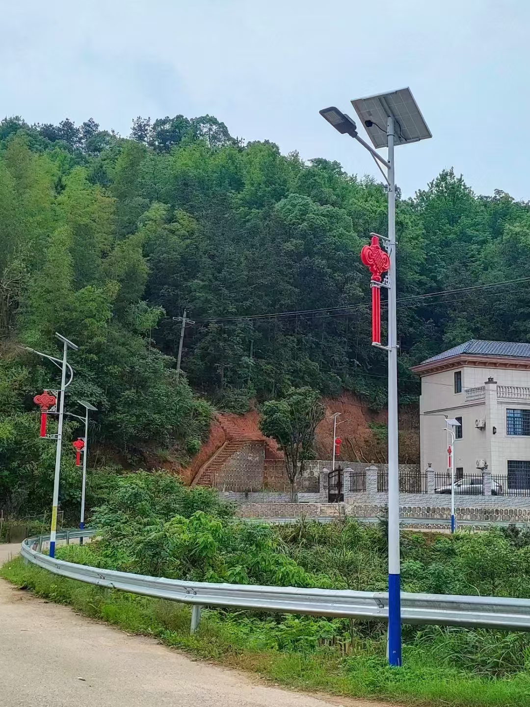 太陽(yáng)能路燈照亮了村民的幸福路