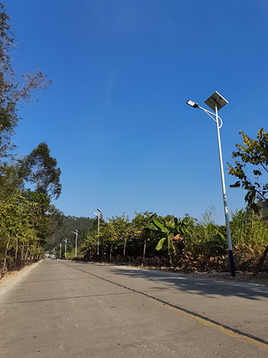 偏僻鄉(xiāng)村裝上太陽能路燈 盞盞路燈照亮村民回家路