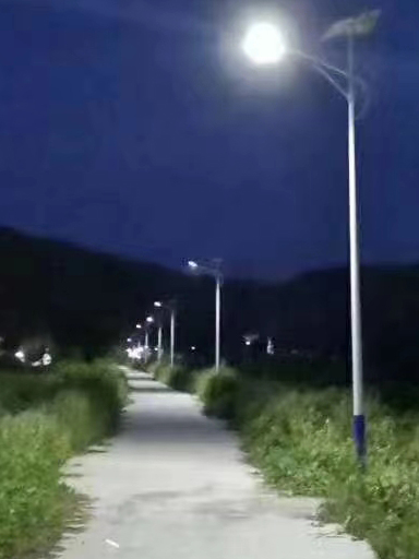 甘肅墩煌黃渠鎮(zhèn)：太陽(yáng)能路燈照亮新農(nóng)村“幸福快樂(lè)光”