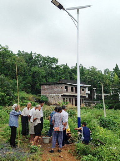 四川宜賓市西郊苗木基地五村：太陽能路燈點亮數(shù)千人民群眾的心